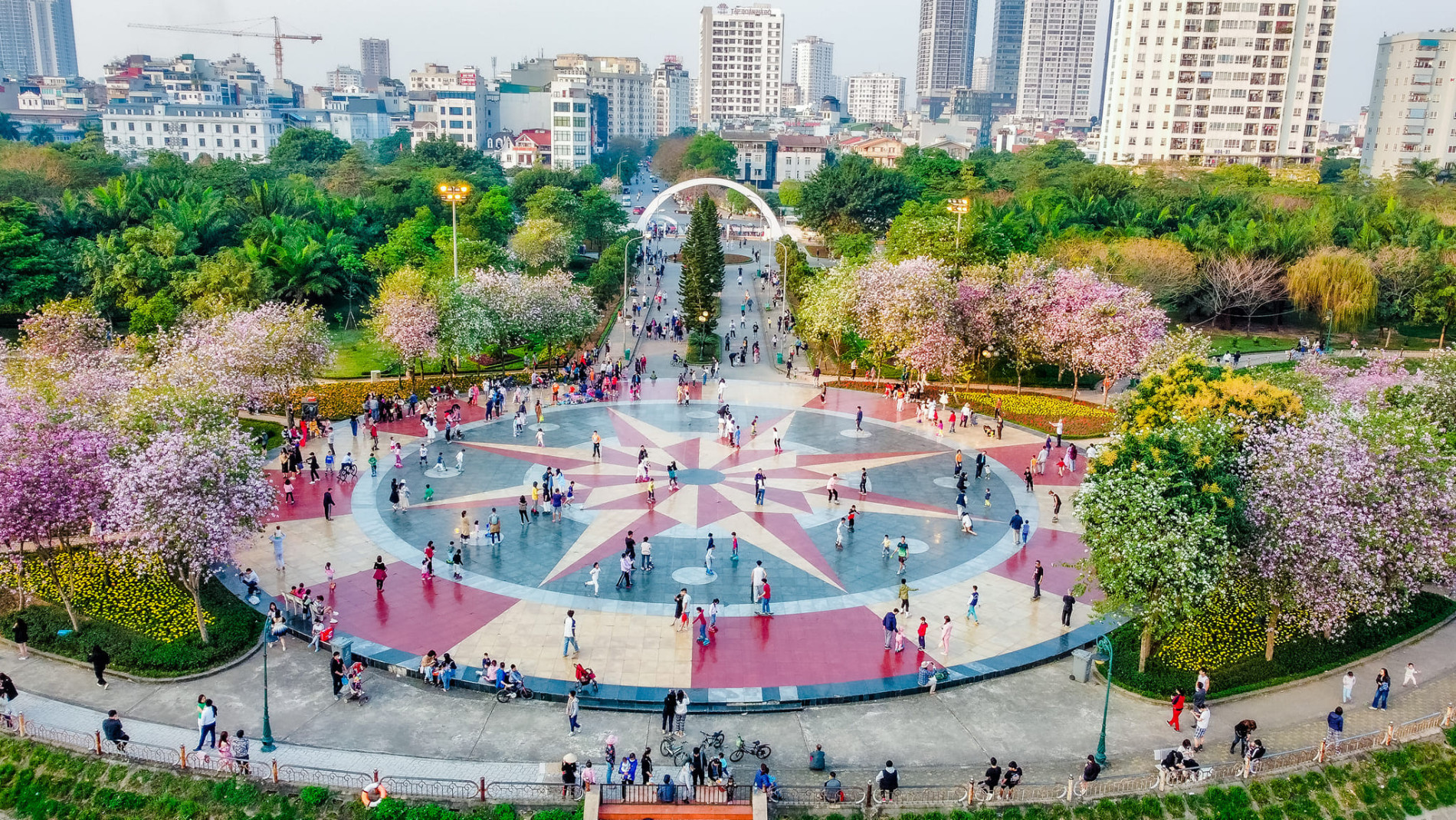 Hoa ban phủ tím góc công viên Hà Nội, cảnh đẹp ngỡ ngàng như ở trời Âu