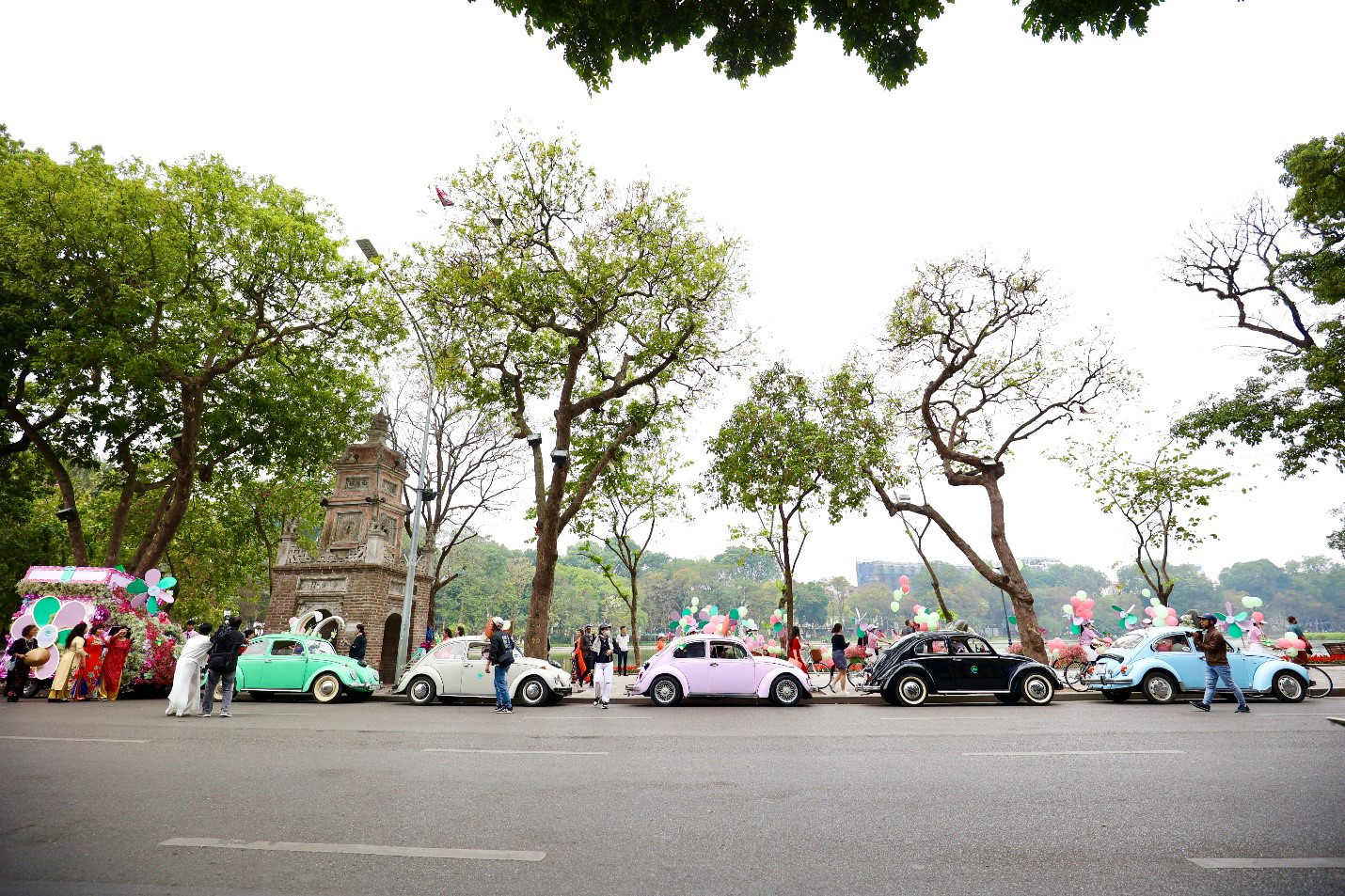 Người dân thủ đô thích thú khi thấy những ôtô nhỏ được &amp;quot;biến hình&amp;quot; thành những chú thỏ, chú lợn xinh xắn