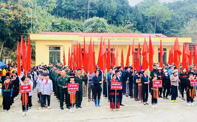 Cán bộ, nhân dân huyện Văn Yên tham gia lễ phát động.