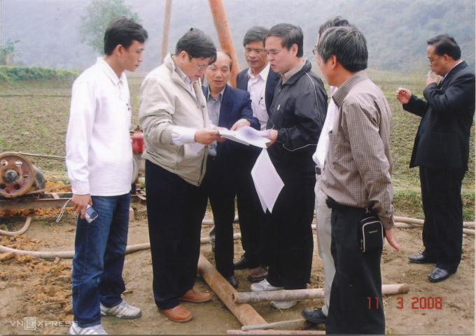 Các kỹ sư nghiên cứu báo cáo khảo sát địa hình, năm 2008. Ảnh: Nguyễn Văn Đản