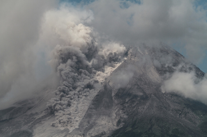Núi lửa Merapi trên đảo Java, Indonesia phun trào ngày 11/3. Ảnh: Reuters.