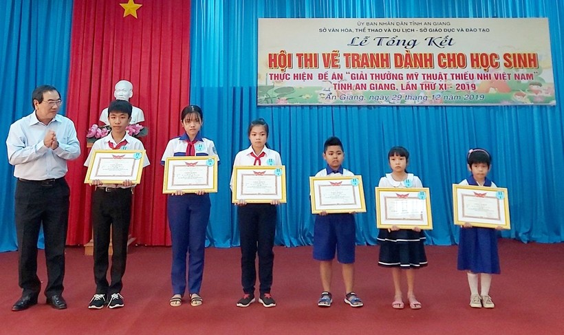 An Giang tổ chức Hội thi vẽ tranh dành cho học sinh thực hiện đề án &apos;Giải thưởng Mỹ thuật thiếu nhi Việt Nam&apos;.