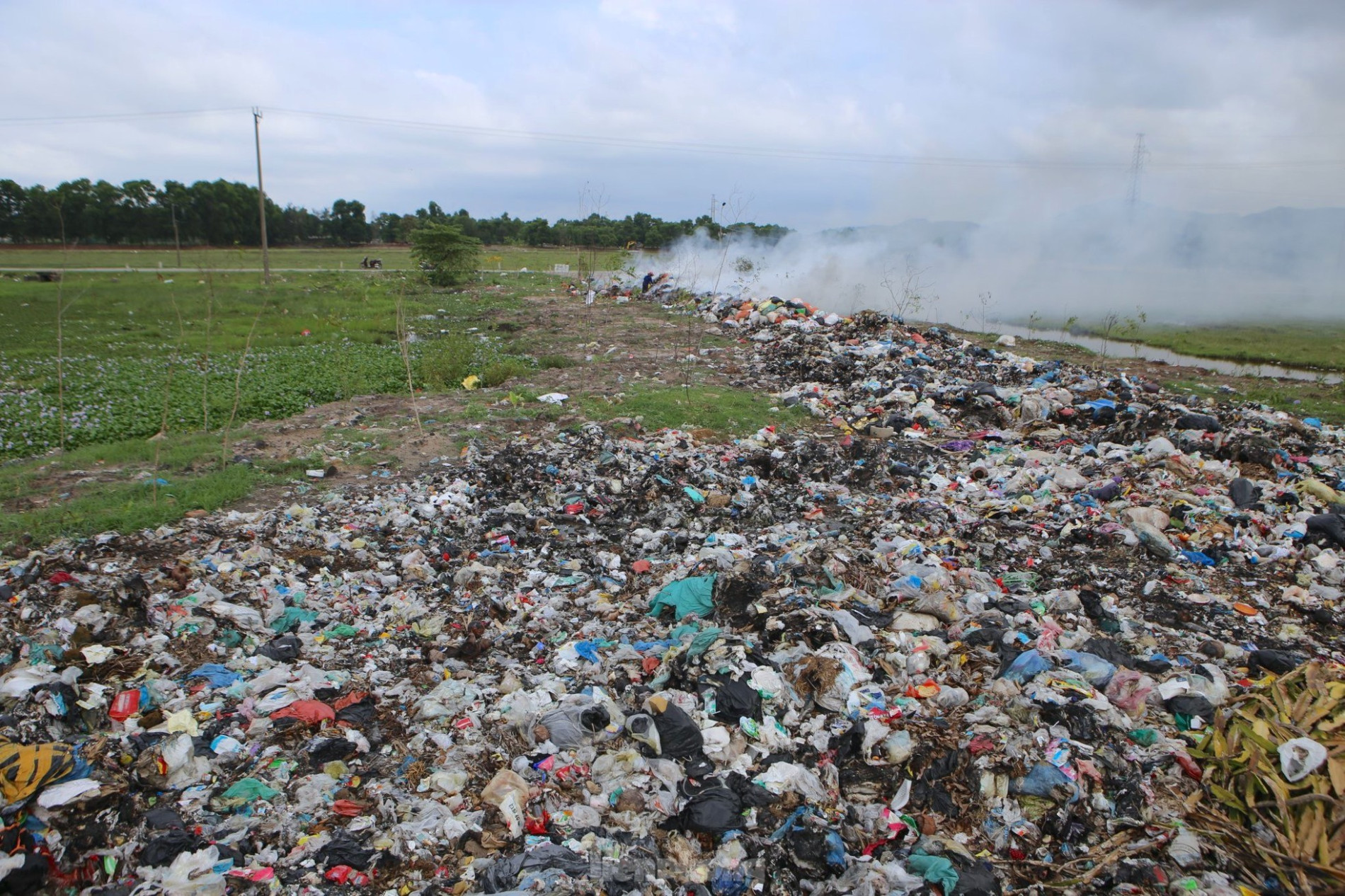 Dân kêu trời vì hàng tấn rác chất như núi ở bãi trung chuyển ảnh 1