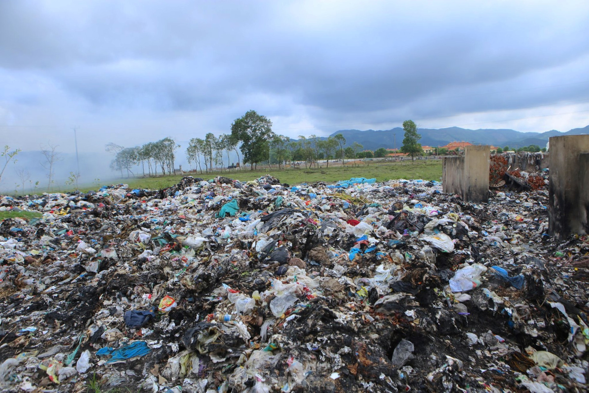 Dân kêu trời vì hàng tấn rác chất như núi ở bãi trung chuyển ảnh 5