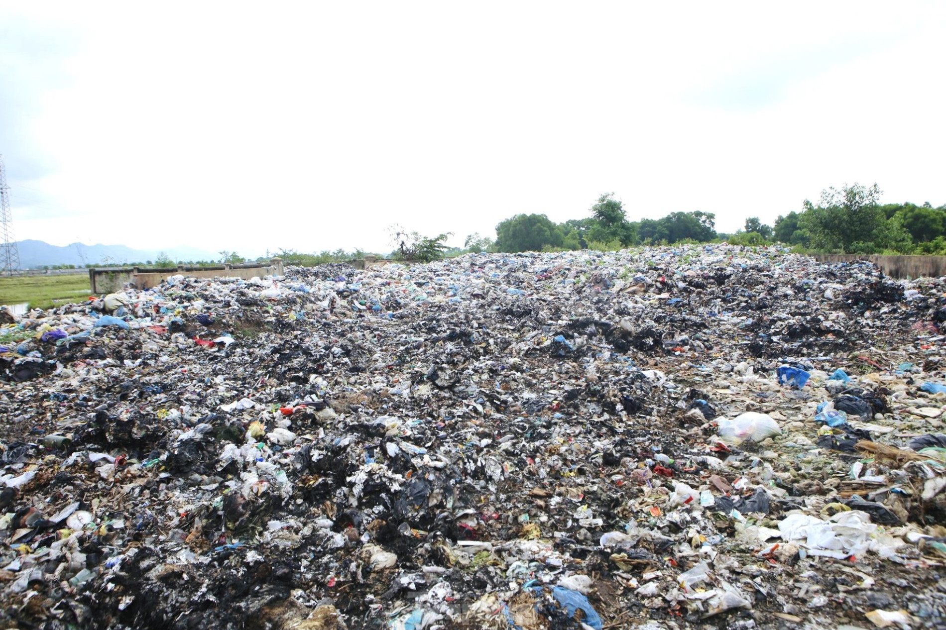 Dân kêu trời vì hàng tấn rác chất như núi ở bãi trung chuyển ảnh 9