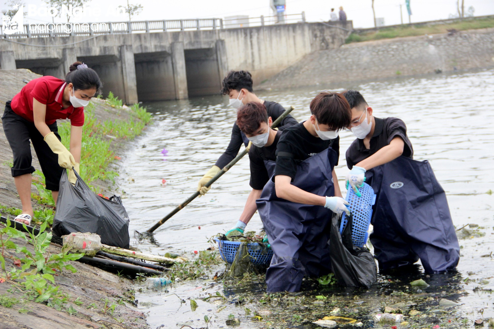 Nghệ An Xanh - Nhóm bạn trẻ gen Z tình nguyện dọn rác, làm sạch môi trường ảnh 3