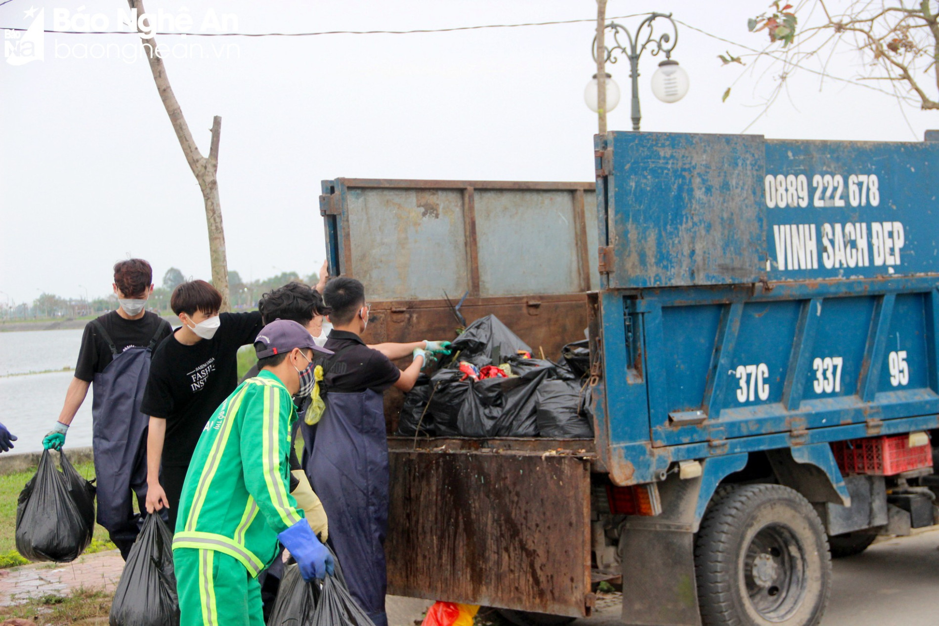 Nghệ An Xanh - Nhóm bạn trẻ gen Z tình nguyện dọn rác, làm sạch môi trường ảnh 5