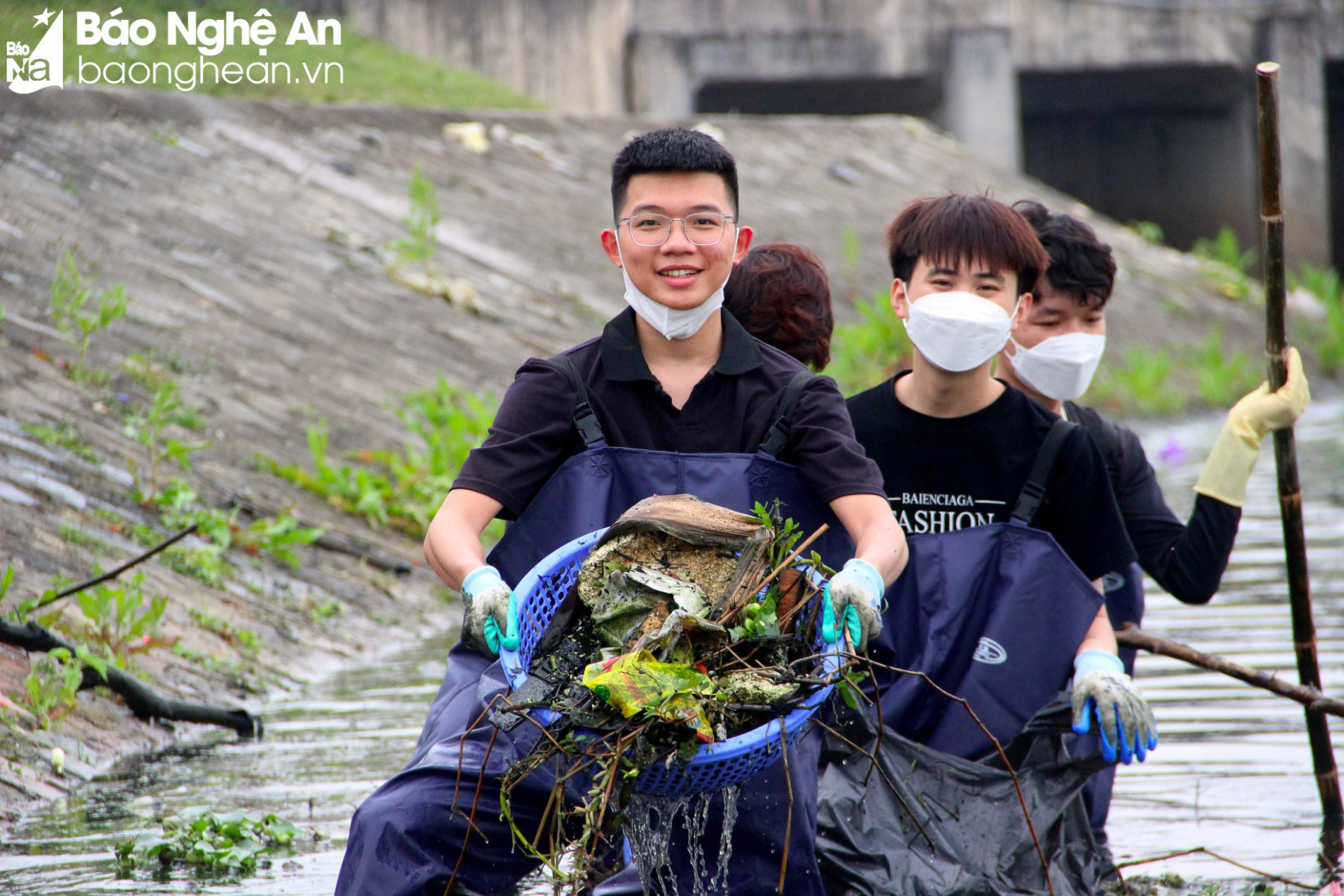 Nghệ An Xanh - Nhóm bạn trẻ gen Z tình nguyện dọn rác, làm sạch môi trường ảnh 7