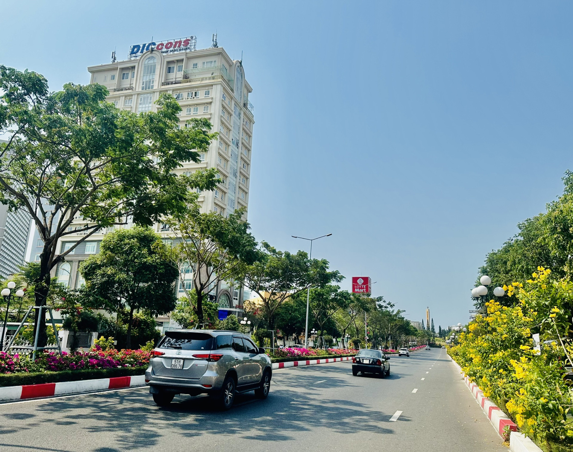 UBND tỉnh đã ban hành kế hoạch triển khai thực hiện đề án “Phát triển các đô thị Việt Nam ứng phó với BĐKH giai đoạn 2021-2030” trên địa bàn tỉnh Bà Rịa-Vũng Tàu với 7 nhóm giải pháp. Trong ảnh: Một góc đô thị với nhiều cây xanh trên đường 3/2, TP. Vũng Tàu.
