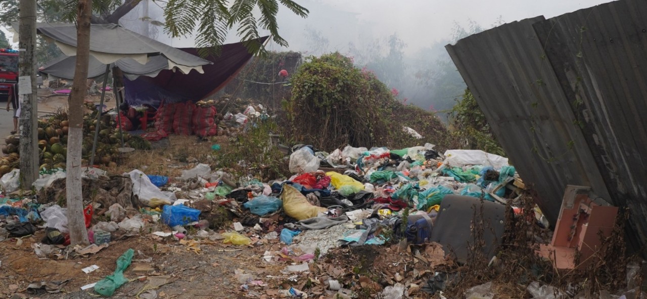 Dân sinh - Đồng Nai: Cháy lớn từ rác sinh hoạt người dân đổ trộm (Hình 2).