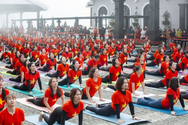 500 người đồng diễn yoga chào mặt trời tại Fansipan - 2