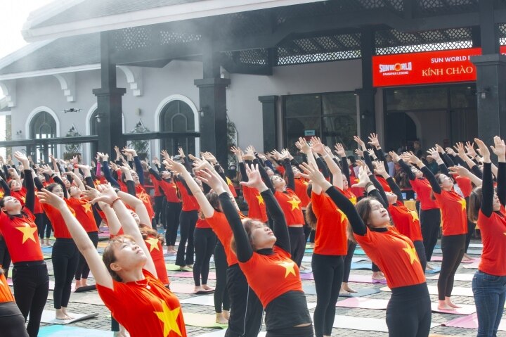 500 người đồng diễn yoga chào mặt trời tại Fansipan - 4