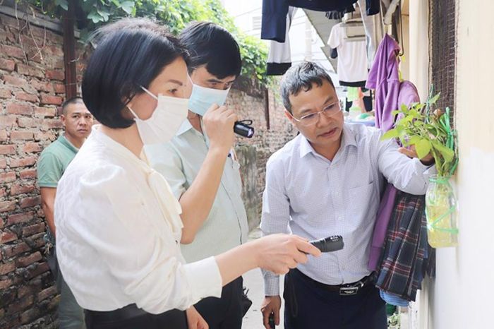 Giám đốc Sở Y tế Hà Nội Trần Thị Nhị Hà kiểm tra công tác phòng chống sốt xuất huyết tại quận Thanh Xuân.