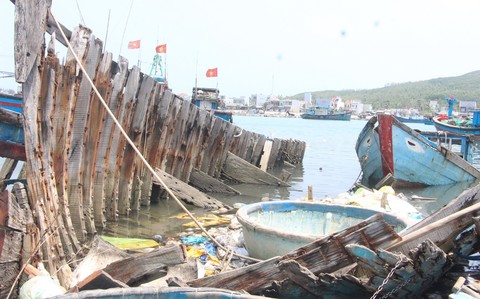 Rác thải, xác tàu cá gây ô nhiễm nặng ở cảng cá Sa Huỳnh