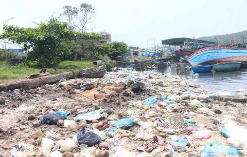 Rác thải, xác tàu cá gây ô nhiễm nặng ở cảng cá Sa Huỳnh