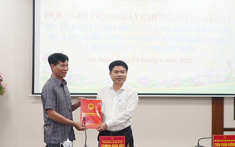 Chủ tịch UBND tỉnh Hà Nam Trương Quốc Huy trao Giấy chứng nhận đăng ký đầu tư cho Công ty TNHH Hợp Tiến.