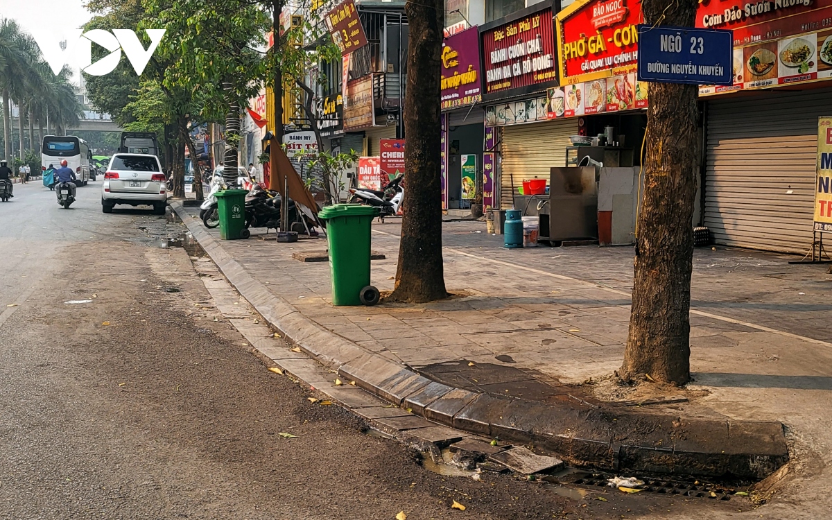 Hàng quán tại Hà Nội vô tư xả rác, thức ăn thừa xuống cống thoát nước - Ảnh 1.
