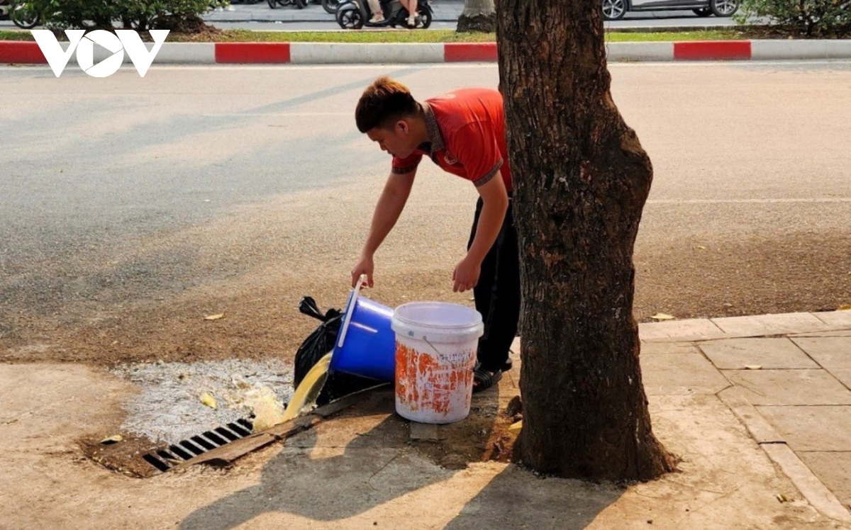 Hàng quán tại Hà Nội vô tư xả rác, thức ăn thừa xuống cống thoát nước - Ảnh 3.