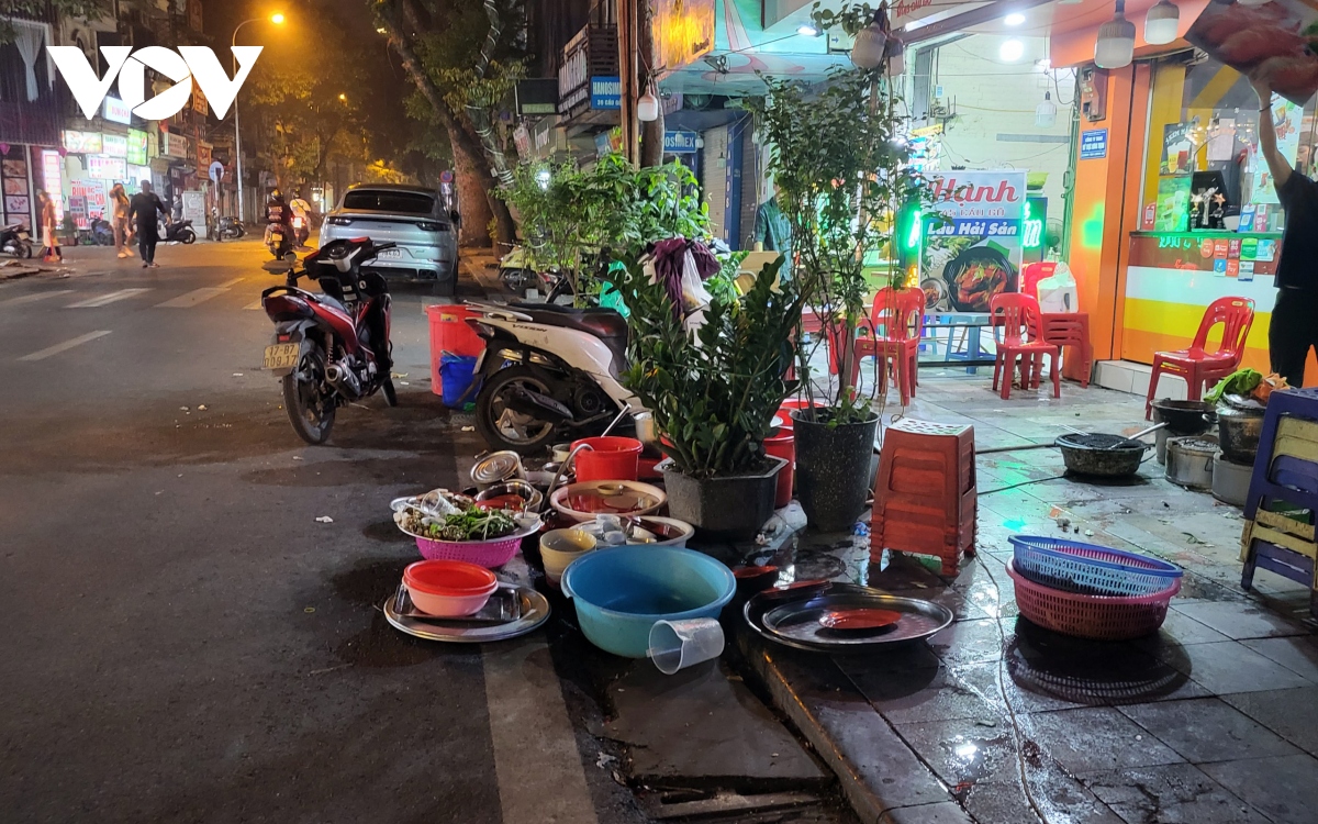 Hàng quán tại Hà Nội vô tư xả rác, thức ăn thừa xuống cống thoát nước - Ảnh 8.