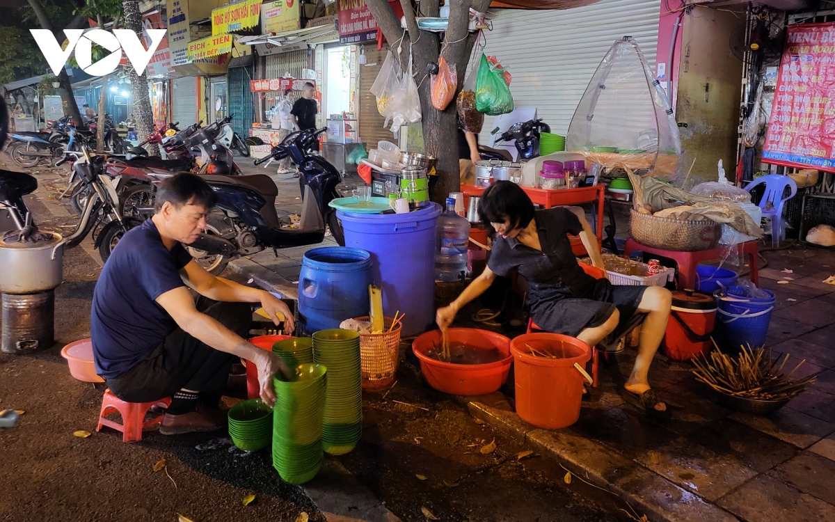 Hàng quán tại Hà Nội vô tư xả rác, thức ăn thừa xuống cống thoát nước - Ảnh 5.