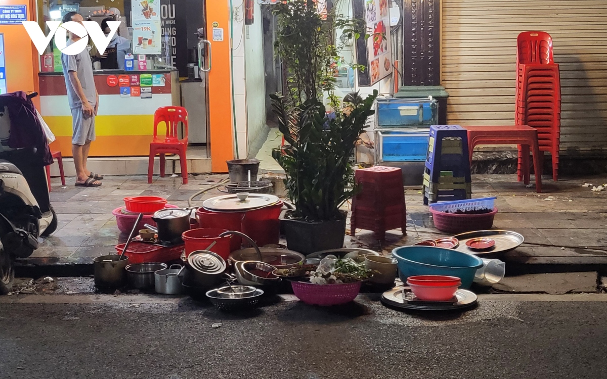 Hàng quán tại Hà Nội vô tư xả rác, thức ăn thừa xuống cống thoát nước - Ảnh 7.