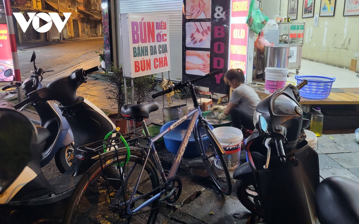 Hàng quán tại Hà Nội vô tư xả rác, thức ăn thừa xuống cống thoát nước - Ảnh 6.