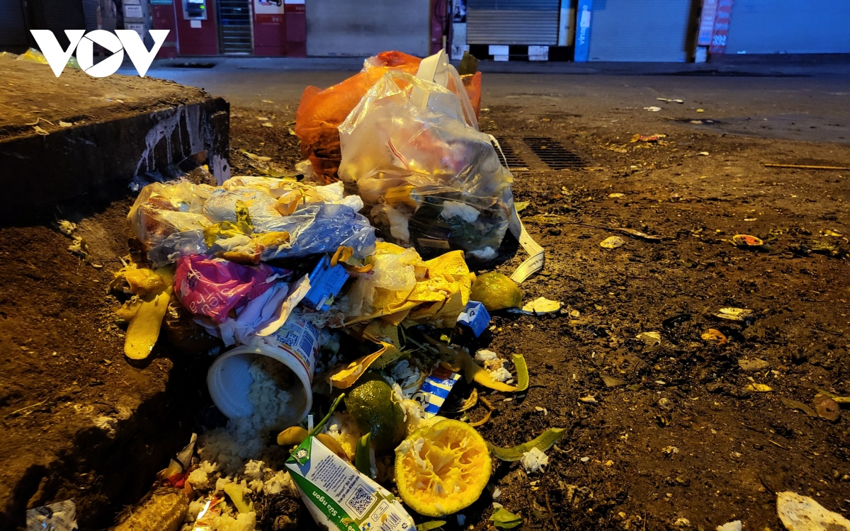 Hàng quán tại Hà Nội vô tư xả rác, thức ăn thừa xuống cống thoát nước - Ảnh 10.