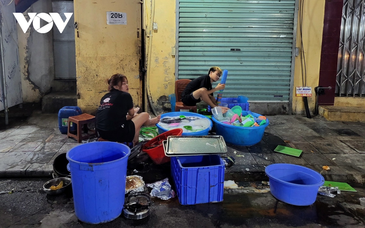 Hàng quán tại Hà Nội vô tư xả rác, thức ăn thừa xuống cống thoát nước - Ảnh 11.