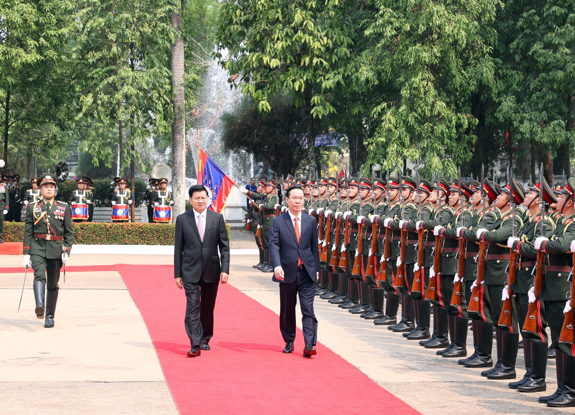 Lễ đón chính thức Chủ tịch nước Võ Văn Thưởng thăm hữu nghị Lào - Ảnh 1.
