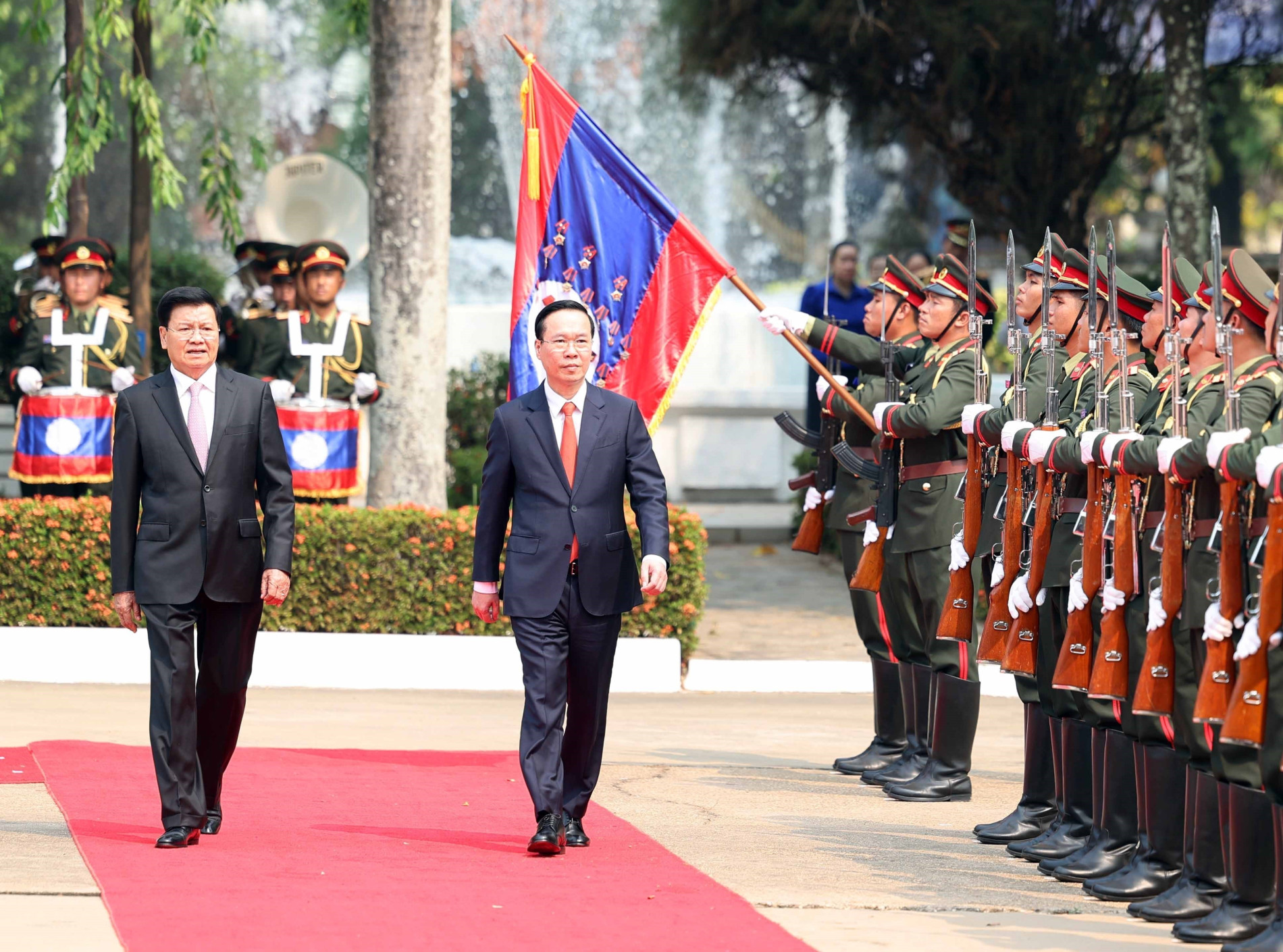 Lễ đón chính thức Chủ tịch nước Võ Văn Thưởng thăm hữu nghị Lào - Ảnh 2.