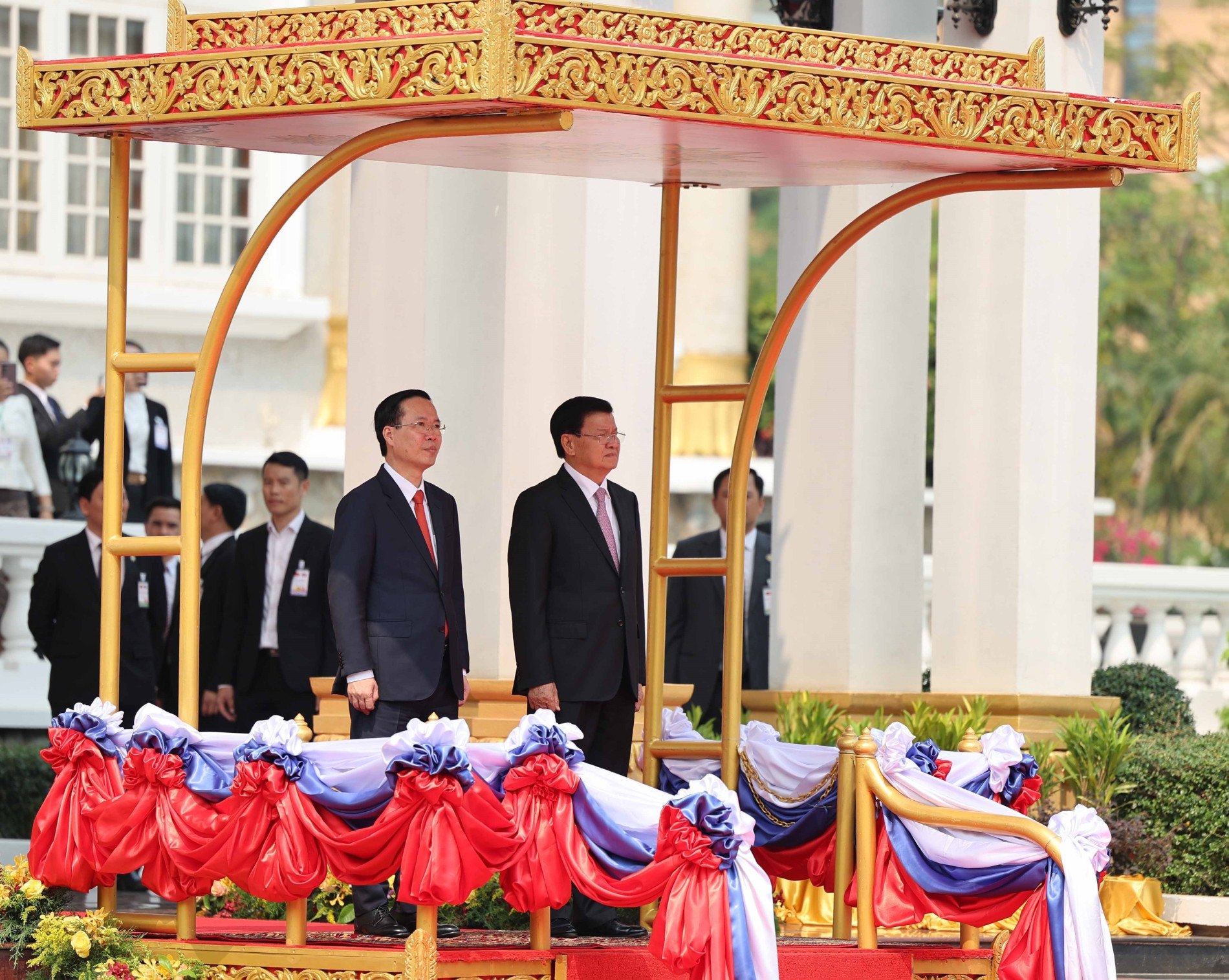 Lễ đón chính thức Chủ tịch nước Võ Văn Thưởng thăm hữu nghị Lào - Ảnh 3.