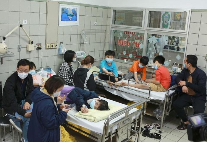 Học sinh Trường Tiểu Học Kim Giang phải nhập viện cấp cứu tại Bệnh viện Bạch Mai.