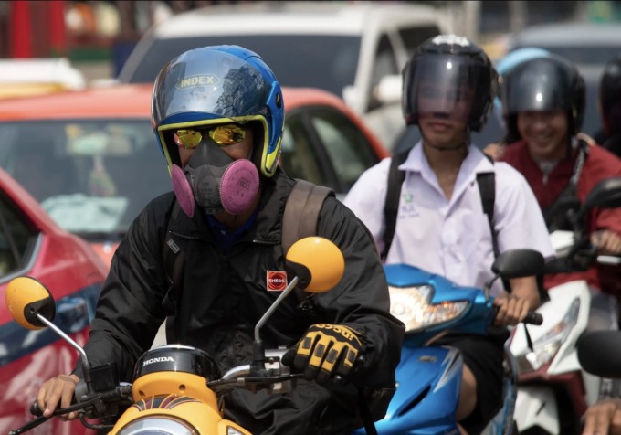 Người dân đeo mặt nạ chống độc khi ra đường ở Bangkok. Ảnh: AP