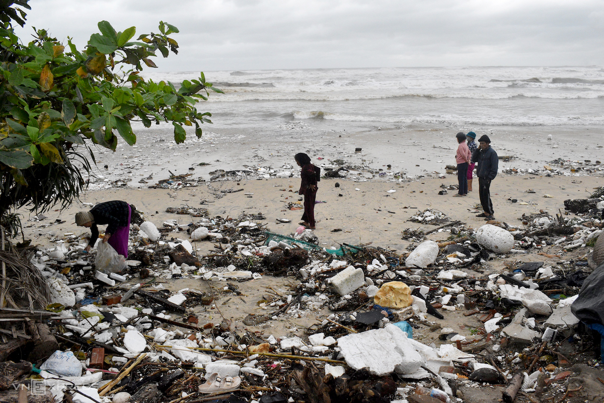 Rác thải nhựa ở ven biển Quảng Nam. Ảnh: Đắc Thành