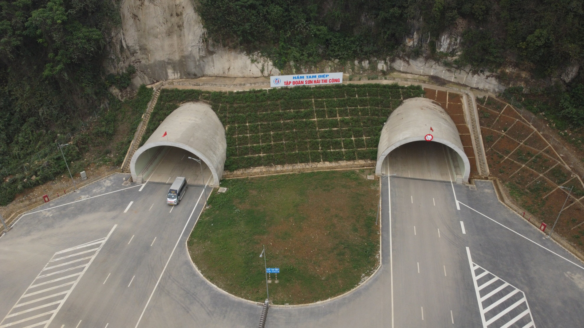 Ngắm cao tốc Bắc - Nam đoạn Ninh Bình - Thanh Hóa sắp thông xe