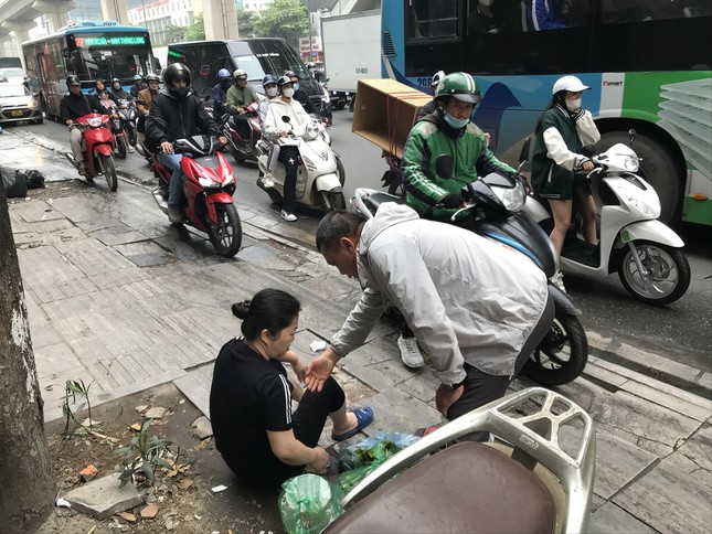 Lát đá vỉa hè tại Hà Nội: Hồ sơ 'lởm khởm' sao vẫn triển khai? ảnh 1