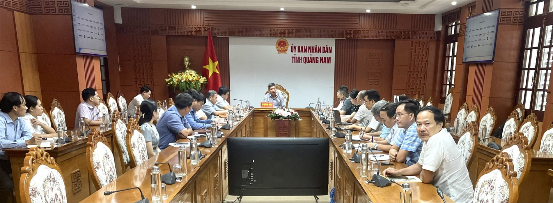 Phó Chủ tịch UBND tỉnh Hồ Quang Bửu trao đổi cùng các đại biểu tham dự buổi làm việc. Ảnh:N.P