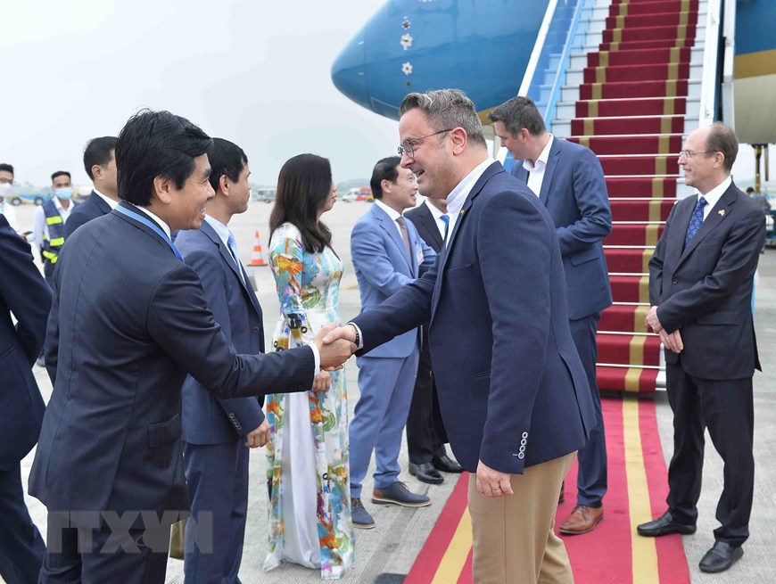 [Photo] Lễ đón Thủ tướng Đại Công quốc Luxembourg tại sân bay Nội Bài | Chính trị | Vietnam+ (VietnamPlus)