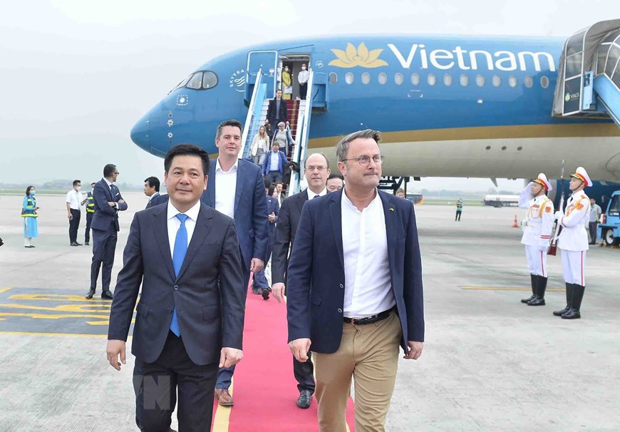 [Photo] Lễ đón Thủ tướng Đại Công quốc Luxembourg tại sân bay Nội Bài | Chính trị | Vietnam+ (VietnamPlus)