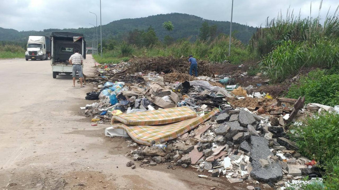 Báo động nạn đổ trộm chất thải vào khu công nghiệp, đô thị mới ở TP Hạ Long 2