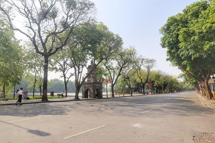 Khu vực phố đi bộ Hồ Hoàn Kiếm, Hà Nội vắng vẻ do thời tiết nắng nóng. (Nguồn: TTXVN)