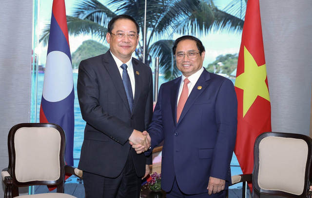 Thủ tướng Phạm Minh Chính gặp Thủ tướng Lào Sonexay Siphandone - Ảnh 1.