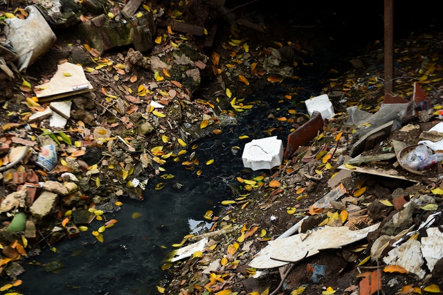 Kênh, mương nước ô nhiễm lộ thiên giữa lòng Hà Nội: Ngập ngụa rác, nước thải đen ngòm - Ảnh 2.