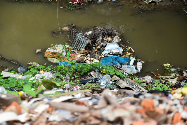 Kênh, mương nước ô nhiễm lộ thiên giữa lòng Hà Nội: Ngập ngụa rác, nước thải đen ngòm - Ảnh 17.
