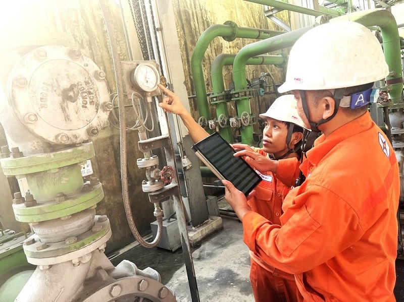 Biến đổi khí hậu tác động đến cung, cầu nguồn điện. Ảnh minh họa: Công nhân vận hành tại nhà máy nhiệt điện Nghi Sơn