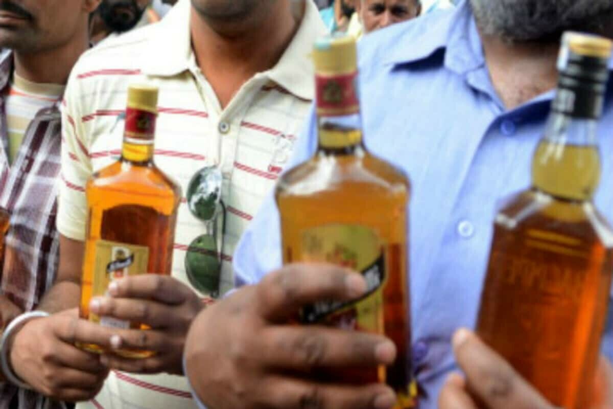Ấn Độ: Ít nhất 12 người tử vong do uống phải rượu giả