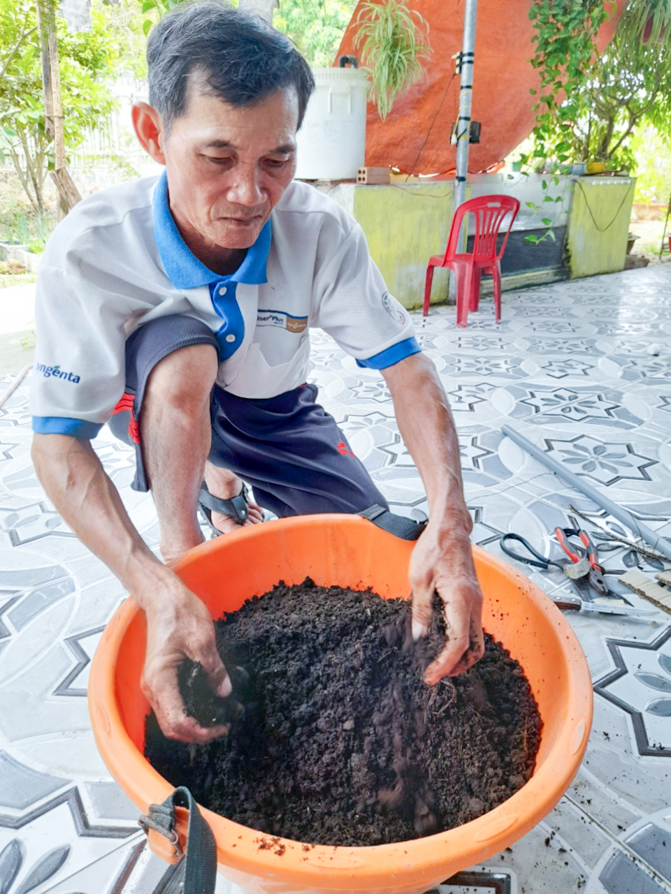Ông Đỗ Văn Hải triển khai thử nghiệm nuôi sâu canxi và trùn quế.