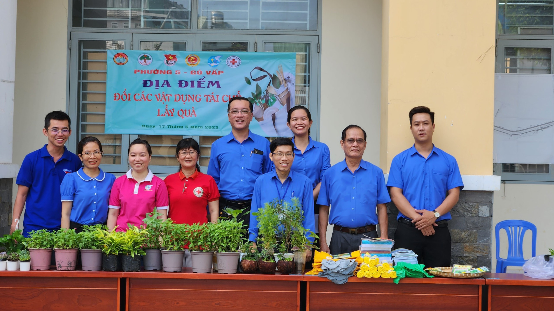 Quận Gò Vấp: Người dân hào hứng 'đổi rác lấy cây xanh'