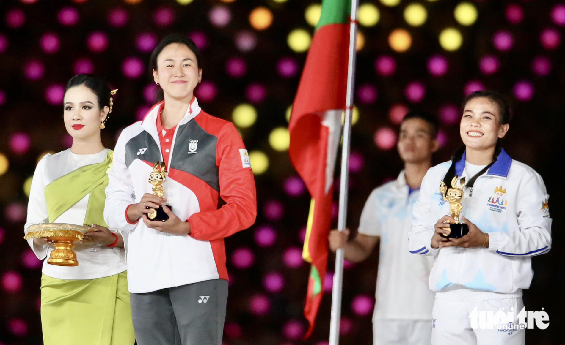 Quah Ting Wen (trái) và Pal Chhor Raksmy tươi cười rạng rỡ khi nhận phần thưởng dành cho vận độn viên xuất sắc ở SEA Games 32 - Ảnh: N.K