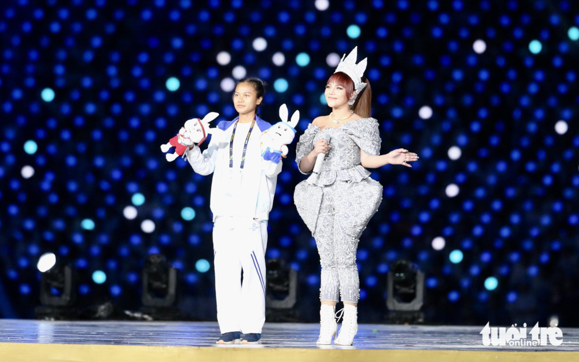 Bou Samnang (trái) xuất hiện trên sân khấu của lễ bế mạc. Cô được xem là &amp;quot;ngôi sao&amp;quot; ở Đại hội thể thao lần này - Ảnh: N.K